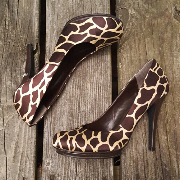 COPY - NWOT Chocolate Brown & Tan Giraffe Print Pump - Picture 1 of 3